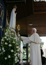 El Papa Benedicto XVI en la capillita de las Apariciones (F�tima, Mayo 2010)