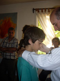 Facundo recibiendo la Graciaa del Beso de la Sma. Virgen